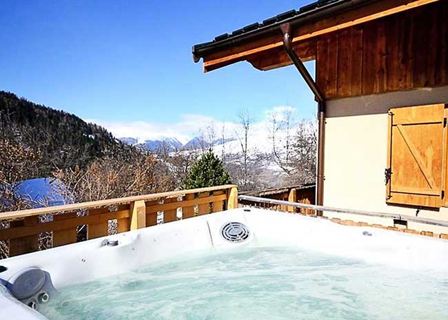 Chalet with a hot tub in Peisey